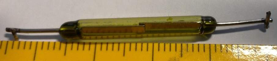 jazyčkový kontakt, vypájen, délka banky 27mm