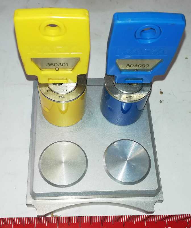 modul s blokovacími klíči 1x 360301 + 1x 504009, z demontáže (004)