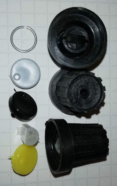 knoflík plastový na d=6mm, žlutá krytka