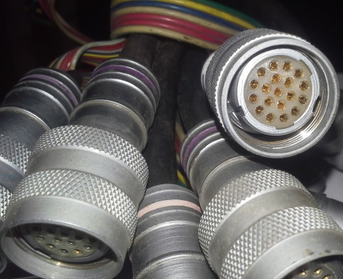 šroubovací konektor 19 pin samice pájená  .. cena na dotaz / price on request