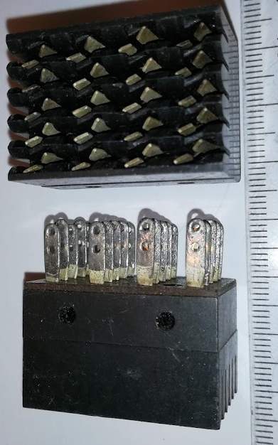 konektor 4x5 pin nožový samice  .. cena na dotaz / price on request