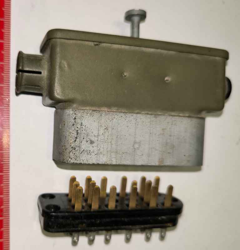 konektor-418 - konektor ke stanici RM31, samice v krytce + samec, perfektní stav , 16pin  .. cena na dotaz / price on request