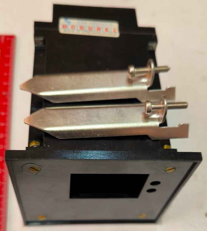 plastová krabička (015) z demontáže, na ND, dle foto, 95x95x125mm, MODUREL, z přístroje TG100, s úchyty