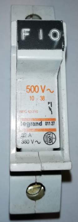 Legrand 01127  ... pojistkový držák 10x38 na DIN lištu,