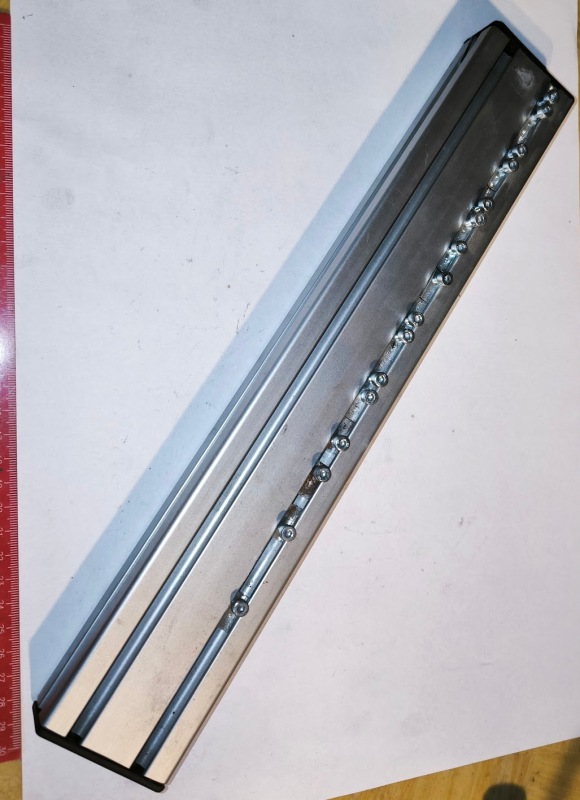lista-005 - vodící líšta pro automatizaci, délka 370mm, 60x30mm,  dle foto, použitá