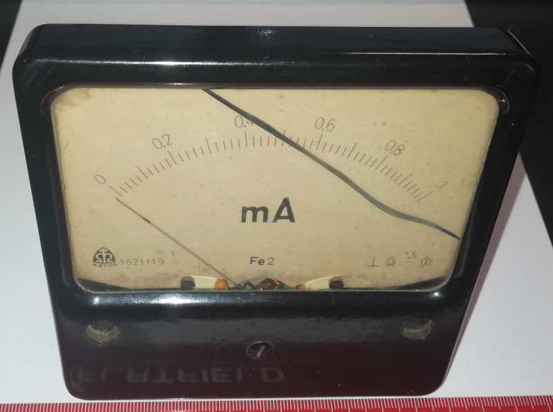 METRA mA metr, stupnice 0-1mA, 110x110x60mm, rozbité sklíčko, netestován