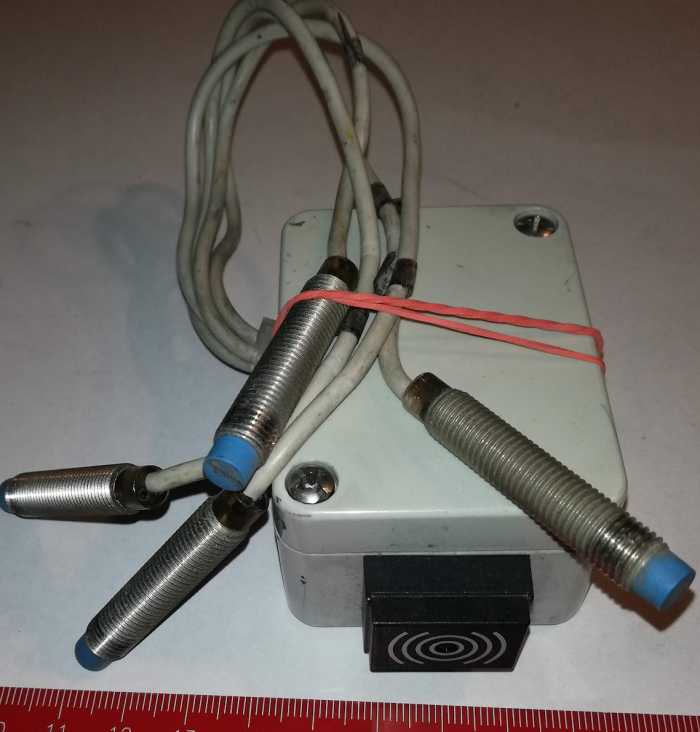 neupřesněný modul z automatizace (106) s čidly 4x IM08-04NPO-ZW1