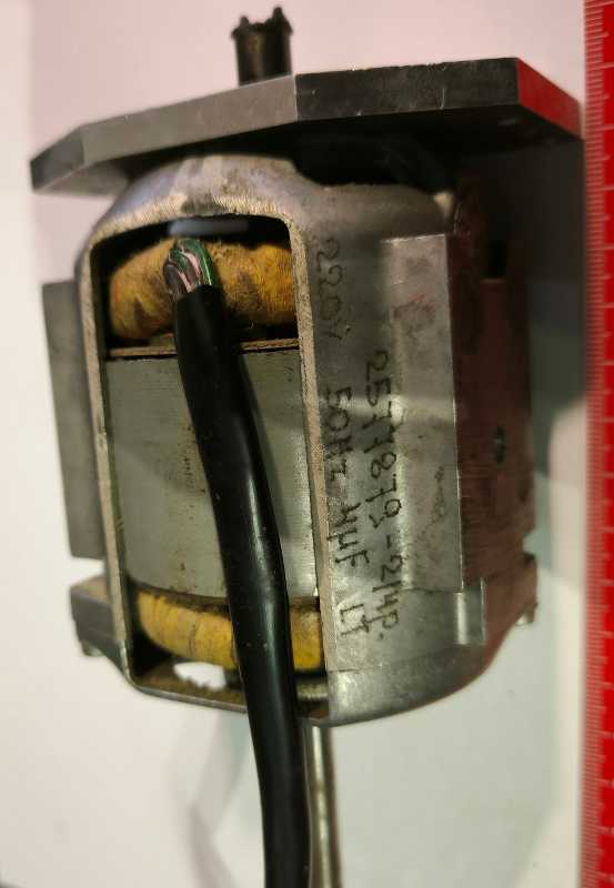 starší motorek 2577879-2/4p 220V 50Hz 4uF, netestován   .. cena na dotaz / price on request