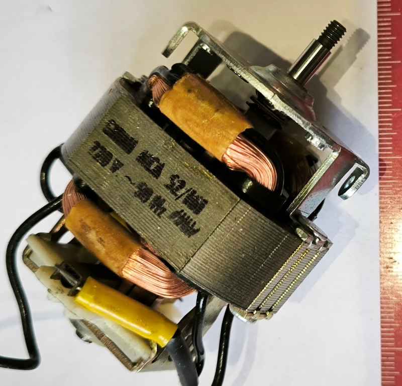 motorek 220V 50Hz, nečitelný štítek ? MCA 52 ?, otestován .. cena na dotaz / price on request (012)