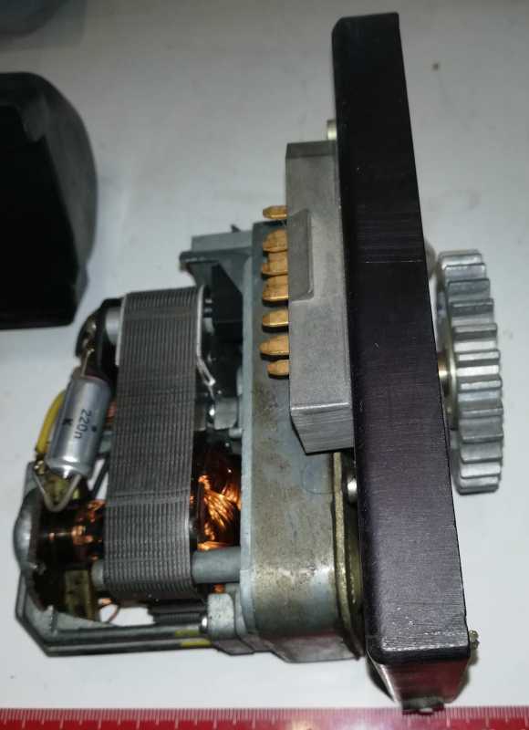 motor s převodovkou - nepřesné značení (002), stav neznámý    .. cena na dotaz / price on request