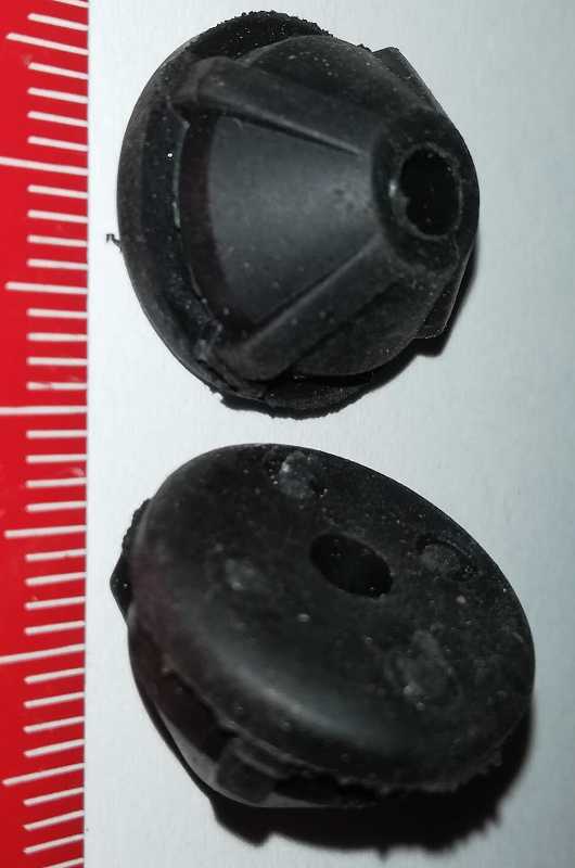 gumová nožička s dírkou (003)  průměr 18mm, výška 12mm, starý typ .. balení 50ks za 100Kč