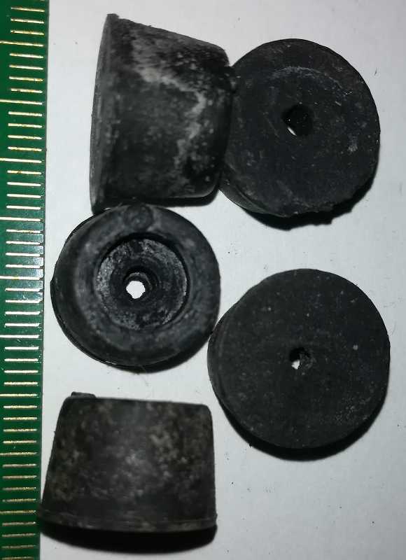 gumová nožička s dírkou (004)  průměr 14mm, výška 9mm, starý typ .. balení 50ks za 100Kč