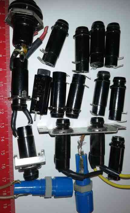 není skladem - Pojistkové pouzdra na 5x20mm pojistky (005) .. mix 17ks za 70 Kč