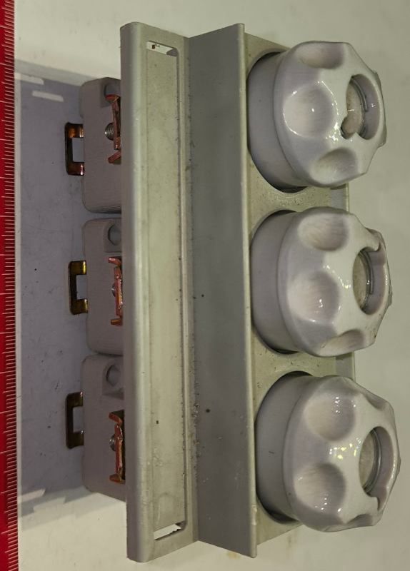 sestava - 3x pojistkový spodek 2113,  3x pojistková hlavice, 3x dotek 16A, dle foto, bez vložek, starší, jako nový