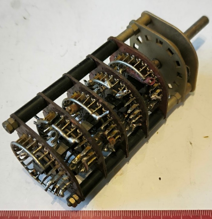 přepínač 13 poloh ( s mezipolohou 26), 5 pater, pájené (012)