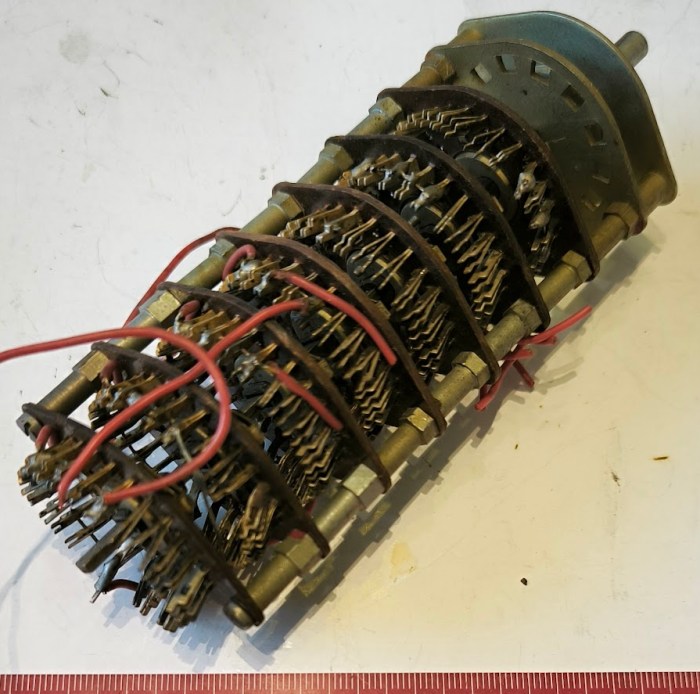 přepínač 13 poloh ( s mezipolohou 26), 7 pater, pájené (013)