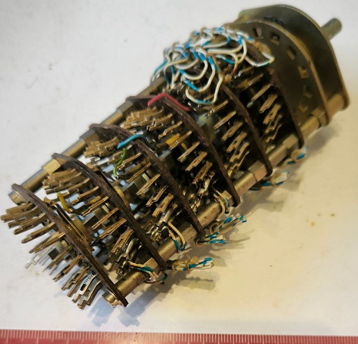 přepínač 13 poloh ( s mezipolohou 26), 6 pater, pájené (014)