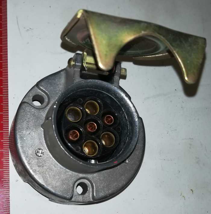 zásuvka na auto pro připojení přívesu - starý typ - 7pin