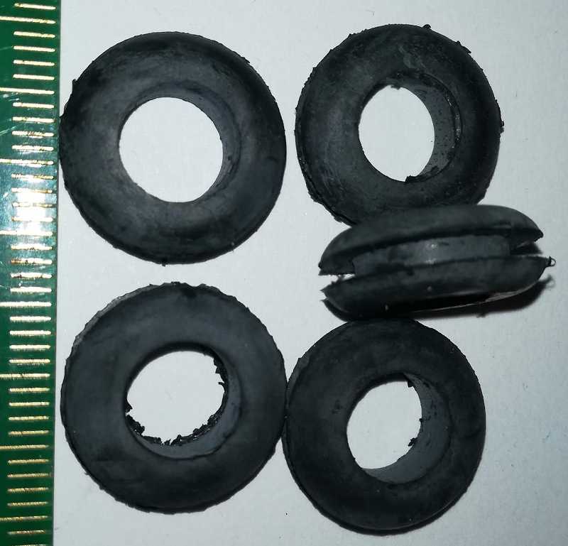 Gumová průchodka 8x2mm  .. balení 100ks za 100Kč