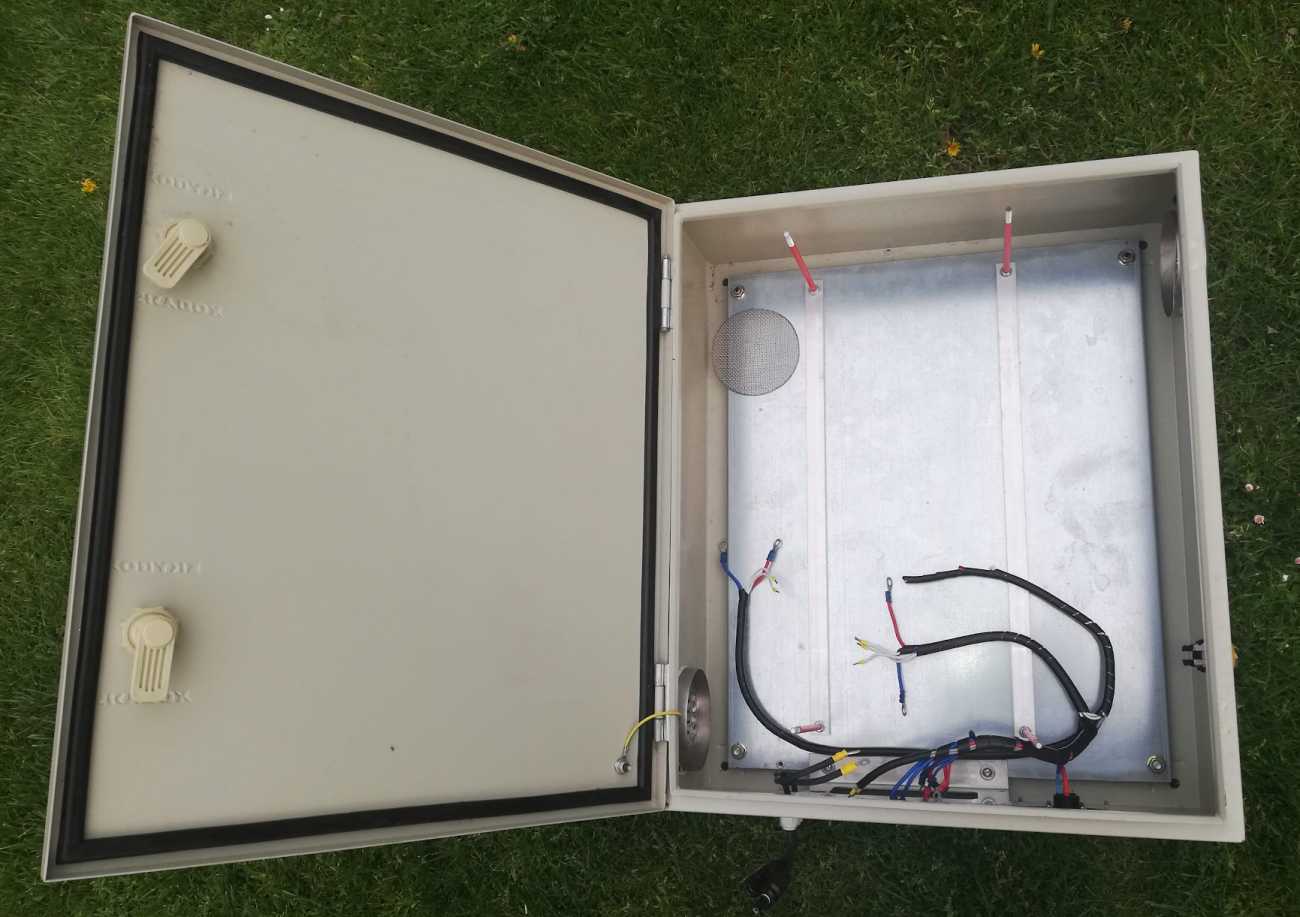 není skladem - plechová rozvaděčová skříň 50x60x20cm, starší, 16,2kg