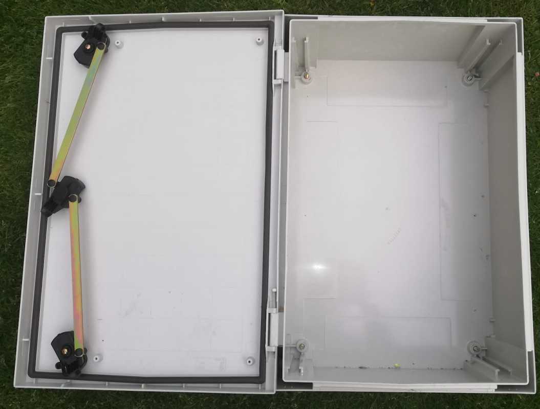 není skladem - plastová rozvaděčová skříň 61x42x23 cm, starší, 6,6kg