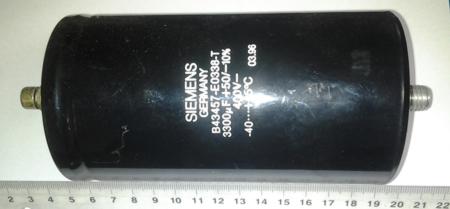 C 3300uF 40V starší, mírně klepnutý