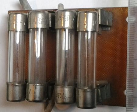 pojistkový držák starší, balení na 4ks pojistek za 30Kč