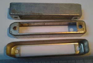 plechy z konektorů URS - vanička, starší