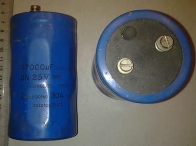 C 47.000uF 25V staré