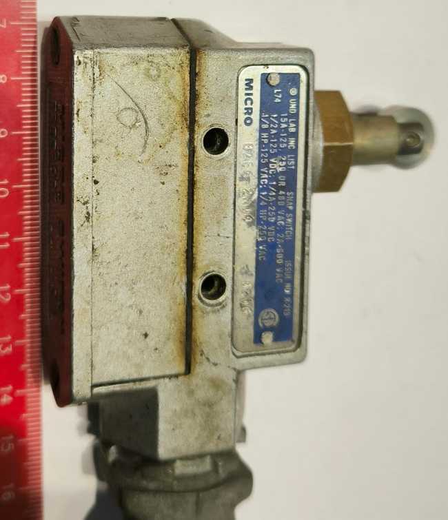 spínač Snap Switch R-213.. použitý / used   .. cena na dotaz / price on request