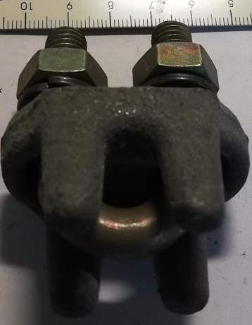 kovová svorka - rozteč 25mm