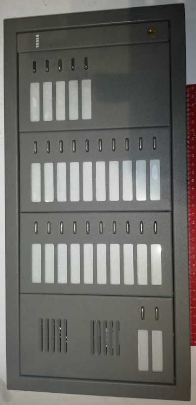 zvonkové tablo Tesla, chybí klíčky