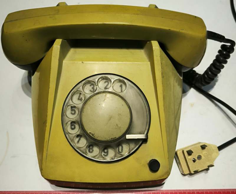 telefon-001 - starý telefonní přístroj, na památku  .. cena na dotaz / price on request