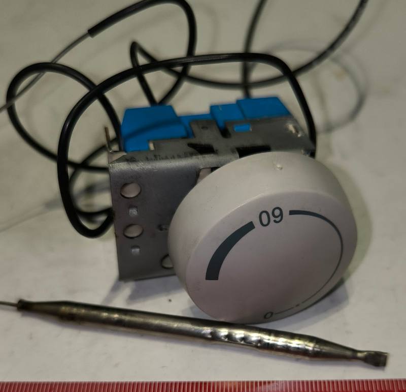 termostat z bojleru na vodu (Dražice), demontován při výměně bojleru