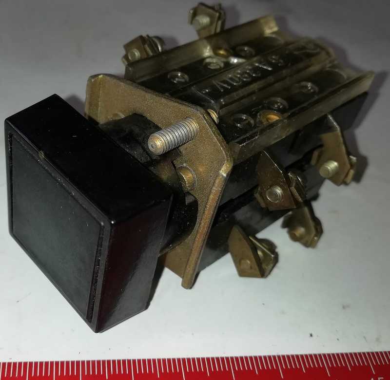 tlacitko-009 - černé, starší typ, dle foto   .. cena na dotaz / price on request