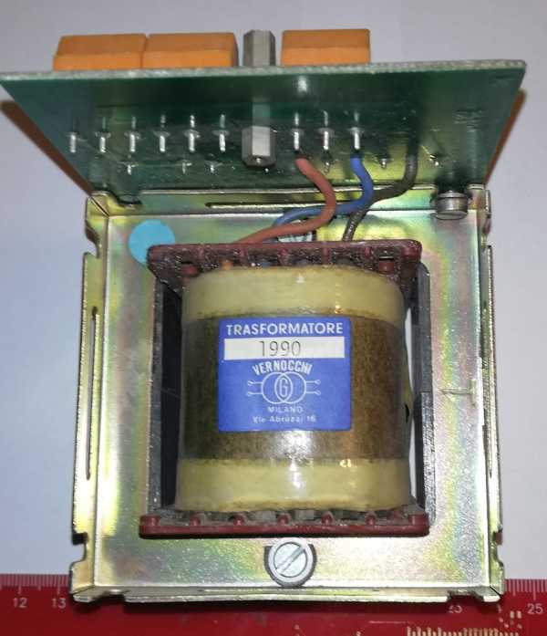 transformátor 110V/220V, starší typ, nutno proměřit, bez záruky, 80x80x80mm