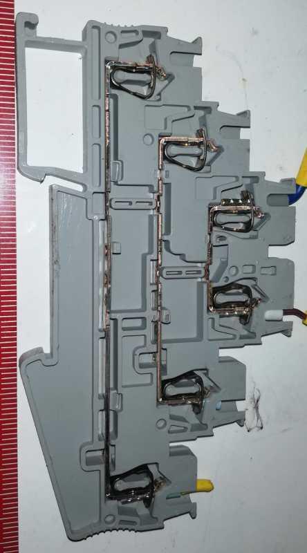 Svorka 3036042 - PHOENIX CONTACT - na lištu .. použitá/used  .. balení 10ks za 90Kč