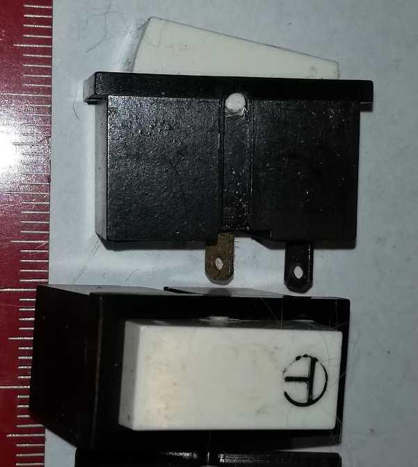 vestavné tlačítko 3353 4A 250V .. balení 10ks za 95Kč