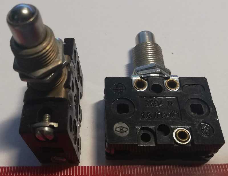 mikrospínač M493 (u493) kulička v hlaviččce, 4 šroubky