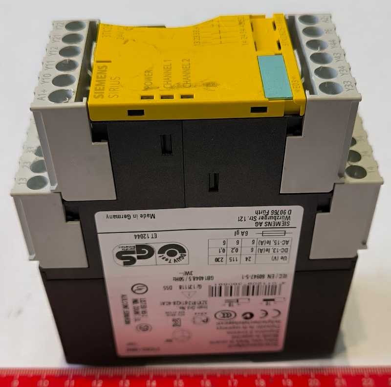 3TK2825-1BB40 SIEMENS safety relay 24Vdc.. poškozená krytka .. cena na dotaz / price on request