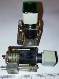 4FJ11021 -  tlačítko s kontrolkou ( 2xspínací, zelená, 13x15 knoflík)  .. cena na dotaz / price on request