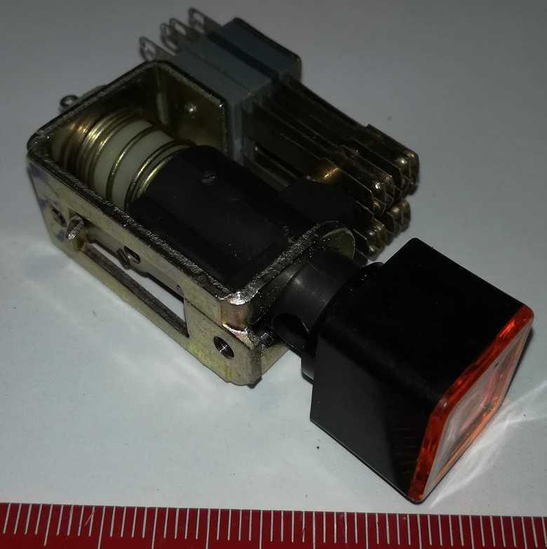 4FJ52104-  tlačítko s kontrolkou  .. cena na dotaz / price on request