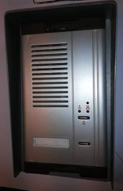 4FP11145 - elektrický vrátnik TESLA s krytem na zeď