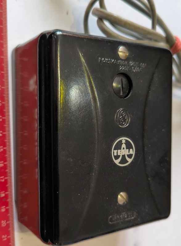 4FP67200 - síťový napáječ TESLA , r.v. 1971, 110, 125, 220V/6V 0,6A + 6V 0,6A, určeno na ND