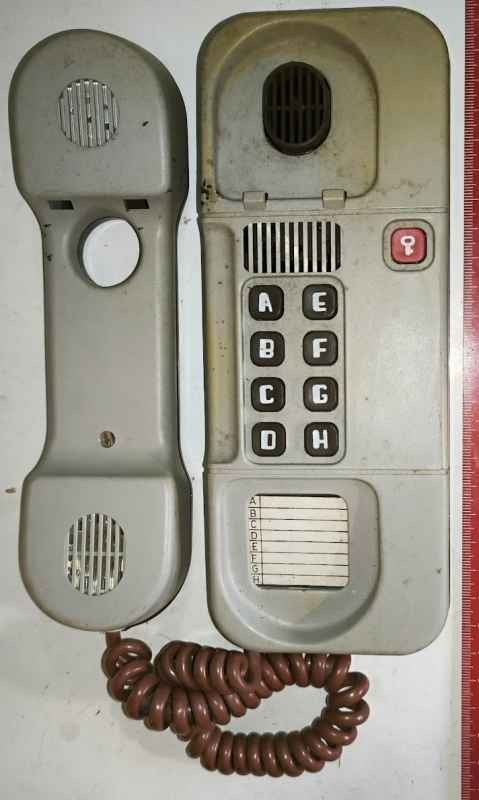 TESLA STROPKOV Telefon 4FP - nečitelná nálepka .. použitý, dle foto