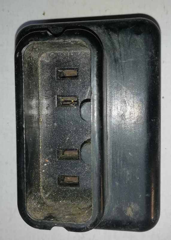 Čápová zásuvka 4P plochá 380V/16A / 15A nástěnná 5042-10, starší, z demontáže