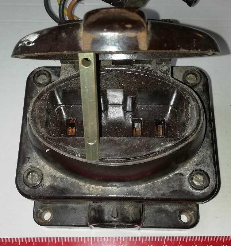 4 pól.Zásuvka 5042-71 16A/380V 4pol s víčkem pro ploché vidlice 5632-20, starší, z demontáže