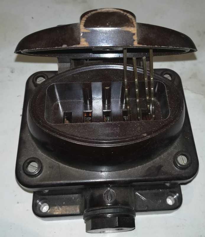 Zásuvka 5 pol 5044-71 16A/380V k ploché pětipolové vidlici 5332-40