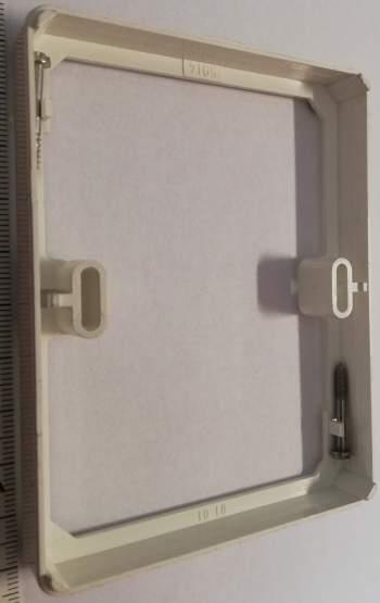 5914-0169  Rámeček distanční pod dvojnásobnou zásuvku, jemně krémová, ABB Classic, Swing