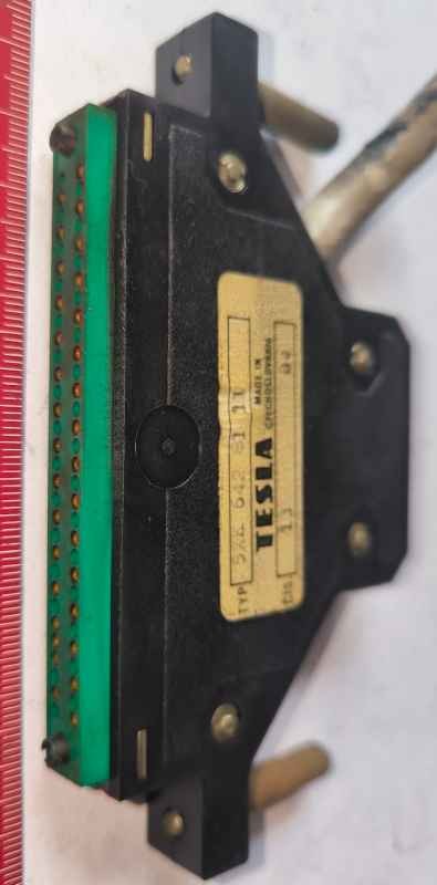 5XK6428111 - konektor FRB 62pin, osazeno 32pin, v plastovém krytu  dle foto ..z demontáže, špinavé